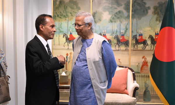 ড. ইউনূসের সাথে বাংলাদেশি বংশোদ্ভূত বিশ্বখ্যাত শেফ টমি মিয়ার বৈঠক অনুষ্ঠিত