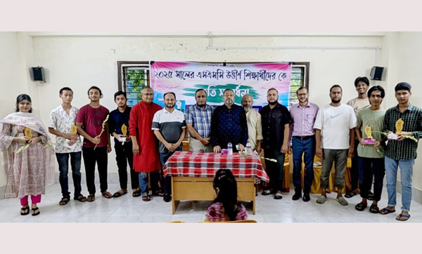 হাউজিং এস্টেট ইয়ুথ এসোসিয়েশনের উদ্যোগে কৃতি শিক্ষার্থীদের সংবর্ধনা প্রদান