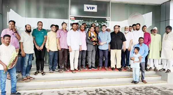 ওসমানী বিমানবন্দরে বিএনপি নেতা এনাম উদ্দিন শাহিদকে সংবর্ধনা